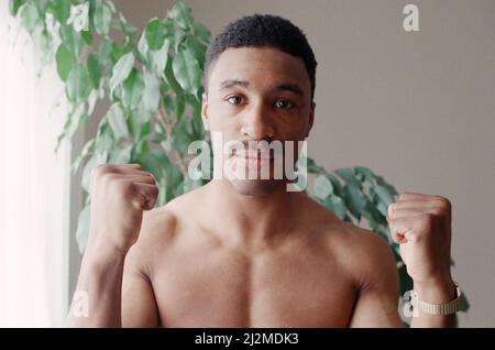 Michael Watson, MBE, ist ein britischer ehemaliger Boxer, der von 1984 bis 1991 an einem Wettstreit teilnahm. Von 1989 bis 1991 hatte er den Titel des Commonwealth-Titels im Zwischengewicht und forderte zwischen 1990 und 1991 dreimal einen Welttitel.(Bild) Michael Watson bei einem Fotoshooting. 19.. April 1989 Stockfoto