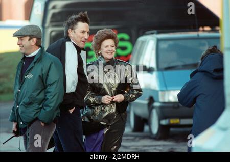 Die Darsteller von „Coronation Street“, die Szenen zum Tod von Alan Bradley in Blackpool drehen. Barbara Knox und Mark Eden als Rita Fairclough und Alan Bradley. 30.. Oktober 1989. Stockfoto