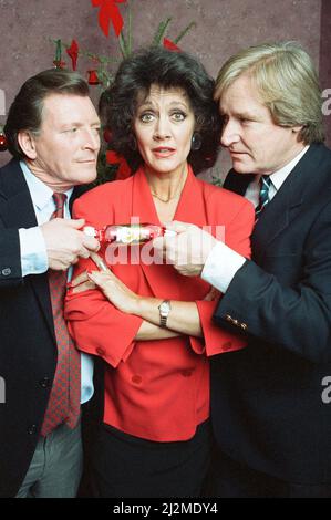 Coronation Street - Weihnachts-Fotocall. Johnny Briggs (Mike Baldwin), Amanda Barrie (Alma Baldwin) und William Roache (Ken Barlow). 19.. Dezember 1991. Stockfoto