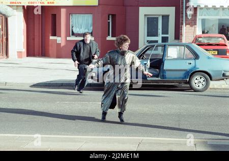 Die Darsteller von „Coronation Street“, die Szenen zum Tod von Alan Bradley in Blackpool drehen. Barbara Knox und Mark Eden. 30.. Oktober 1989. Stockfoto