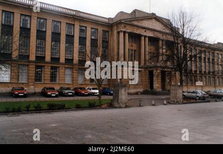 Coventry Technical College, in the Butts, Coventry, um 1990. Weitere Informationen:- das Coventry Technical College wurde 1935 eröffnet. Das ikonische Gebäude im klassischen Stil kostete nur £183.000. Es wurde City College Coventry in 2002 und fusionierte mit Tile Hill College. Stockfoto