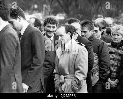 Beerdigung von Joe Harvey, Manager von Newcastle United, 1962 - 1975. Unser Bild zeigt, Newcastle Mittelfeldspieler Liam O'Brien, ehemaliger United Star Terry McDermott, der von Joe Harvey, David McCreery und John Hendrie signiert wurde, Veröffentlicht 2.. März 1989. Stockfoto