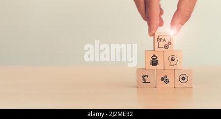 RPA Robotic Process Automation Innovation Technology Konzept. Holzwürfel mit Roboter, Bedienung und Künstlicher Intelligenz (KI) auf hellem Hintergrund Stockfoto