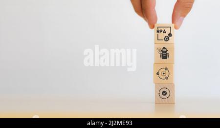 RPA Robotic Process Automation Innovation Technology Konzept. Holzwürfel mit Roboter, Bedienung und Künstlicher Intelligenz (KI) auf hellem Hintergrund Stockfoto