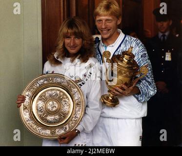 Boris Becker Tennis und Steffi Graf Tennis mit den Siegertrophäen der Wimbledon Tennis Championships Stockfoto