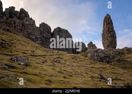 Portree, Großbritannien. 02. April 2022. Old man of Storr, eine 160 Meter hohe Felsformation auf dem Trotternish Ridge in der nordöstlichen Region der Isle of Skye, 2. April 2022, nördlich von Portree, Schottland. Die Halbinsel, auf der sich der Gipfel befindet, wurde durch einen kolossalen Erdrutsch geschaffen. Foto von Ken Cedeno/Sipa USA Credit: SIPA USA/Alamy Live News Stockfoto