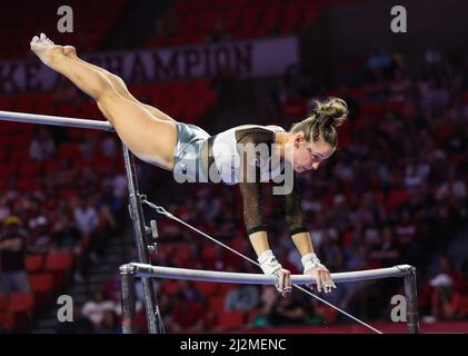 Norman, OK, USA. 2. April 2022. Minnesota's Lexy Ramler führt ihre Bar Routine während der Finals der NCAA Women's Gymnastics Norman Regional im Lloyd Noble Center in Norman, OK. Kyle Okita/CSM/Alamy Live News Stockfoto