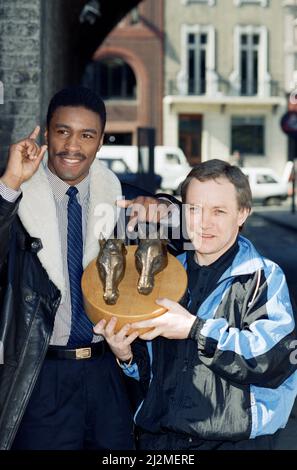 Michael Watson, MBE, ist ein britischer ehemaliger Boxer, der von 1984 bis 1991 an einem Wettstreit teilnahm. Er hatte von 1989 bis 1991 den Titel des Commonwealth-Titels im Zwischengewicht und forderte zwischen 1990 und 1991 dreimal einen Welttitel.(Bild) Watson mit Trainer Frank Maloney. 20.. März 1989 Stockfoto