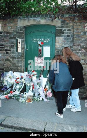 Fans versammeln sich vor dem Kensington, West London, wo der Sänger Freddie Mercury starb, der am 24.. November 1991 starb. Freddie Mercury (5.. September 1946 bis 24.. November 1991) war Sänger, Songwriter und Leadsänger der britischen Rockband Queen. Bild aufgenommen am 25.. November 1991 Stockfoto