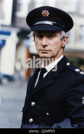 Das Feuer auf der Maisonette in West Granton Crescent, Edinburgh (20.. Mai 1991) tötete Großmutter May McGregor und ihre Enkel Karen, fünf, und Kirsty Lawrie, vier. Unser Bild zeigt ... Stationsoffizier Tom Liston, der bei einem Mordprozess Beweise gab, High Court, Edinburgh, 16.. Oktober 1991. Tragischerweise hätten die beiden kleinen Mädchen in dieser Nacht überhaupt nicht bei ihrer Oma sein sollen. Aber ihre Mutter, Frau Beryl Lawrie, eine Hilfskräfte, hatte sich bereit erklärt, wegen Personalmangel in einem Altersheim eine zusätzliche Schicht zu arbeiten. Alex Birrell wurde wegen einer Empfehlung, dass er bei le dienen sollte, lebenslang eingesperrt Stockfoto