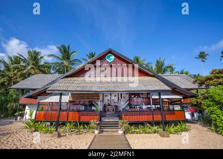 Die Hauptlobby und das Büro des Tauchresorts, Wakatobi, Indonesien. Der Tauchladen befindet sich direkt rechts von diesem Gebäude. Stockfoto