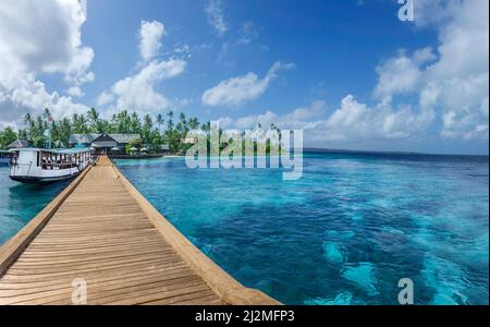 Ein Tauchboot, das an den Hauptpier des Wakatobi-Tauchresorts in Indonesien gebunden ist. Stockfoto