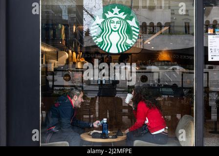 Madrid, Spanien. 26. März 2022. Gäste werden in der amerikanischen multinationalen Kette Starbucks Coffee Store in Spanien gesehen. (Foto: Xavi Lopez/SOPA Images/Sipa USA) Quelle: SIPA USA/Alamy Live News Stockfoto