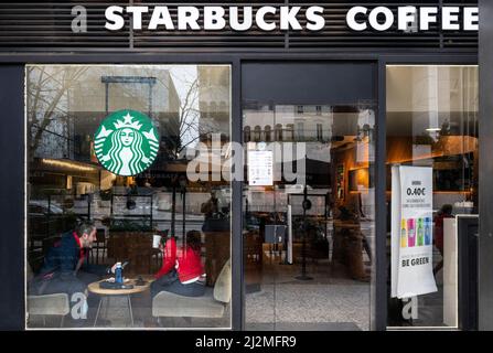 Madrid, Spanien. 26. März 2022. Gäste werden in der amerikanischen multinationalen Kette Starbucks Coffee Store in Spanien gesehen. (Foto: Xavi Lopez/SOPA Images/Sipa USA) Quelle: SIPA USA/Alamy Live News Stockfoto
