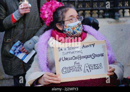 London, Großbritannien, 2.. April 2022. Eine Mahnwache bei Kerzenlicht findet am 20.. Tag des unbefristeten Hungerstreiks von Angus Rose vor den Toren des Parlaments statt. Der Umweltaktivist wird weiterhin in den Hungerstreik treten, bis der Energieminister Greg Hands einem Treffen zustimmt und den Abgeordneten das gleiche Klima-Notstandsgespräch anbietet, das Boris Johnson 2020 erhalten hat, in dem er die Schwere der Situation diskutiert und Lösungen hervorhebt. Mr. Johnson beschrieb das Briefing als einen „Moment auf dem Weg nach Damaskus“. Kredit: Elfte Stunde Fotografie/Alamy Live Nachrichten Stockfoto