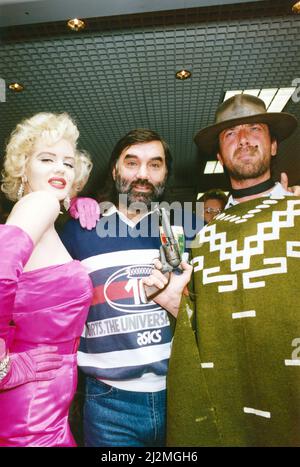 George Best bei der Eröffnung von HMV Videozone in Northumberland Street, Newcastle. 5.. November 1990. Stockfoto