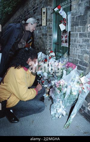 Fans versammeln sich vor dem Kensington, West London, wo der Sänger Freddie Mercury starb, der am 24.. November 1991 starb. Freddie Mercury (5.. September 1946 bis 24.. November 1991) war Sänger, Songwriter und Leadsänger der britischen Rockband Queen. Bild aufgenommen am 25.. November 1991 Stockfoto