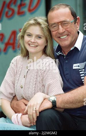 Die Besetzung von EastEnders am Set. Daniella Westbrook als Sam Mitchell und Mike Reid als Frank Butcher. 28.. Juni 1991. Stockfoto