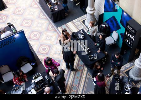 Porto, Portugal. 02. April 2022. Blick auf den Wein steht bei der Essenz der Wein-Veranstaltung. Essencia do Vinho ist das wichtigste Weinerlebnis in Portugal trifft die Coming of Age Edition vom 31. März bis 3. April im Palácio da Bolsa in Porto. Mehr als 4.000 Weine repräsentieren 400 nationale und ausländische Produzenten. Kredit: SOPA Images Limited/Alamy Live Nachrichten Stockfoto