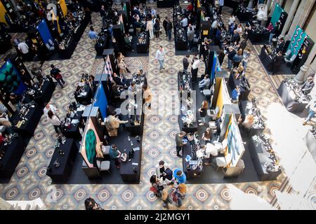 Porto, Portugal. 02. April 2022. Blick auf den Wein steht bei der Essenz der Wein-Veranstaltung. Essencia do Vinho ist das wichtigste Weinerlebnis in Portugal trifft die Coming of Age Edition vom 31. März bis 3. April im Palácio da Bolsa in Porto. Mehr als 4.000 Weine repräsentieren 400 nationale und ausländische Produzenten. Kredit: SOPA Images Limited/Alamy Live Nachrichten Stockfoto