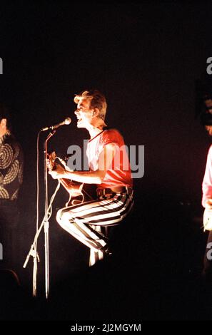 Popstar David Bowie tritt auf der Bühne während eines Konzerts im Barrowlands in Glasgow auf seiner Tin Machine „ITS My Life“-Tour auf. Bild aufgenommen am 7.. November 1991. Stockfoto