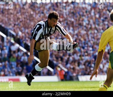 Newcastle 2-0 Plymouth, Division zwei Liga-Spiel im St James Park, Samstag, 25.. August 1990. Unser Bild Zeigt ... Bjorn Kristensen schießt beim Tor. Stockfoto