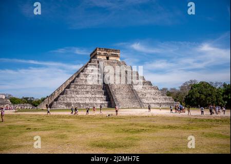 Piste, Mexiko - 25. März 2022: Blick auf die Pyramide von El Castillo bei Chichen Itza. Stockfoto