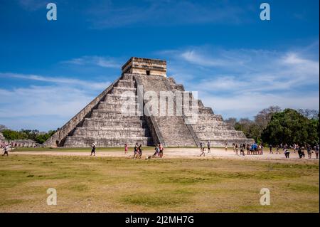 Piste, Mexiko - 25. März 2022: Blick auf die Pyramide von El Castillo bei Chichen Itza. Stockfoto