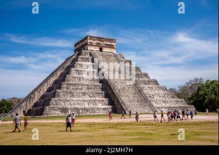 Piste, Mexiko - 25. März 2022: Blick auf die Pyramide von El Castillo bei Chichen Itza. Stockfoto