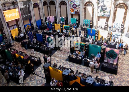 Porto, Portugal. 02. April 2022. Blick auf den Wein steht bei der Essenz der Wein-Veranstaltung. Essencia do Vinho ist das wichtigste Weinerlebnis in Portugal trifft die Coming of Age Edition vom 31. März bis 3. April im Palácio da Bolsa in Porto. Mehr als 4.000 Weine repräsentieren 400 nationale und ausländische Produzenten. (Foto von Rita Franca/SOPA Images/Sipa USA) Quelle: SIPA USA/Alamy Live News Stockfoto