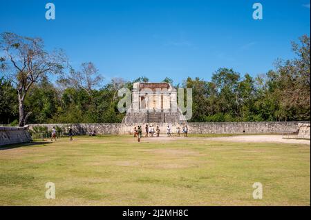 Piste, Mexiko - 25. März 2022: Details des Gran Juego de Pelota bei Chichen Itza. Stockfoto
