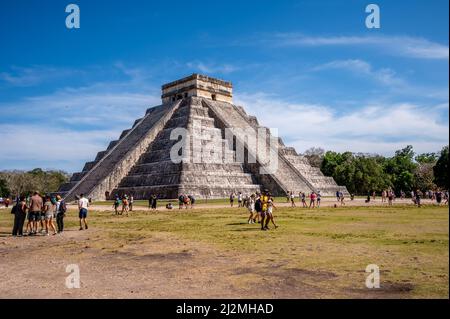 Piste, Mexiko - 25. März 2022: Blick auf die Pyramide von El Castillo bei Chichen Itza. Stockfoto