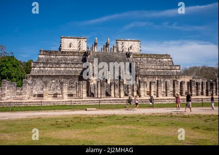 Piste, Mexiko - 25. März 2022: Blick auf El Templo de los Guerreros (Kriegertempel) bei Chichen Itza. Stockfoto