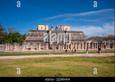 Piste, Mexiko - 25. März 2022: Blick auf El Templo de los Guerreros (Kriegertempel) bei Chichen Itza. Stockfoto