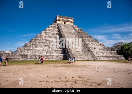 Piste, Mexiko - 25. März 2022: Blick auf die Pyramide von El Castillo bei Chichen Itza. Stockfoto