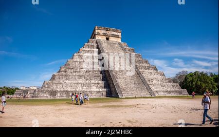 Piste, Mexiko - 25. März 2022: Blick auf die Pyramide von El Castillo bei Chichen Itza. Stockfoto