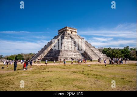 Piste, Mexiko - 25. März 2022: Blick auf die Pyramide von El Castillo bei Chichen Itza. Stockfoto