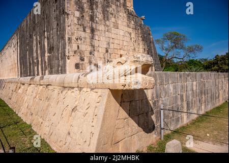 Piste, Mexiko - 25. März 2022: Details des Gran Juego de Pelota bei Chichen Itza. Stockfoto