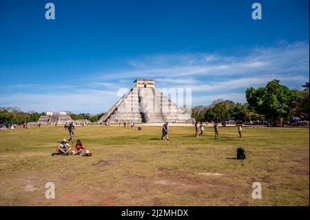 Piste, Mexiko - 25. März 2022: Blick auf die Pyramide von El Castillo bei Chichen Itza. Stockfoto