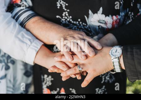 Nahaufnahme einer religiösen weiblichen Familie, die ihre Hände zusammenlegt und betet. Familienportrait. Stockfoto