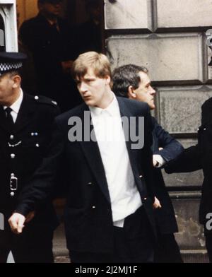 Das Feuer auf der Maisonette in West Granton Crescent, Edinburgh (20.. Mai 1991) tötete Großmutter May McGregor und ihre Enkel Karen, fünf, und Kirsty Lawrie, vier. Unser Bild zeigt ... beschuldigt Alex Birrell Junior bei Mordprozess, High Court, Edinburgh, 24.. Oktober 1991. Tragischerweise hätten die beiden kleinen Mädchen in dieser Nacht überhaupt nicht bei ihrer Oma sein sollen. Aber ihre Mutter, Frau Beryl Lawrie, eine Hilfskräfte, hatte sich bereit erklärt, wegen Personalmangel in einem Altersheim eine zusätzliche Schicht zu arbeiten. Alex Birrell wurde lebenslang mit der Empfehlung eingesperrt, dass er mindestens 15 Jahre für m dienen sollte Stockfoto