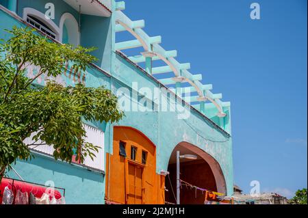 Playa del Carmen, Mexiko - 28. März 2022: Blick auf Geschäfte und Straßenszenen auf der 5. Avenue in Play del Carmen. Stockfoto