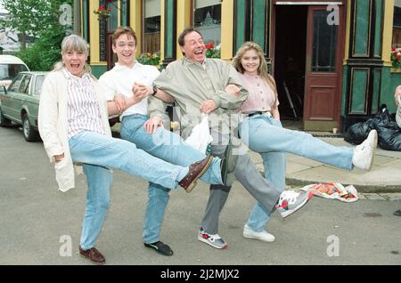 Die Besetzung von EastEnders am Set. Wendy Richard als Pauline Fowler, Adam Woodyatt als Ian Beale, Bill Treacher als Arthur Fowler und Daniella Westbrook als Sam Mitchell. 28.. Juni 1991. Stockfoto