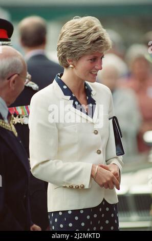 Prinzessin Diana, Prinzessin von Wales, besucht 1991 die Spezialfirma Damart in ihrem Hauptsitz in Bingley, Bradford, West Yorkshire.Foto aufgenommen am 12.. September 1991 Stockfoto