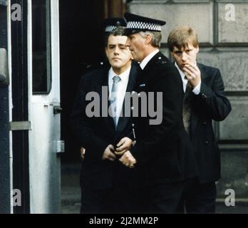 Das Feuer auf der Maisonette in West Granton Crescent, Edinburgh (20.. Mai 1991) tötete Großmutter May McGregor und ihre Enkel Karen, fünf, und Kirsty Lawrie, vier. Unser Bild zeigt ... angeklagt, Vater & Sohn, Alex Birrell Junior und Senior bei Mordprozess, High Court, Edinburgh, 24.. Oktober 1991. Tragischerweise hätten die beiden kleinen Mädchen in dieser Nacht überhaupt nicht bei ihrer Oma sein sollen. Aber ihre Mutter, Frau Beryl Lawrie, eine Hilfskräfte, hatte sich bereit erklärt, wegen Personalmangel in einem Altersheim eine zusätzliche Schicht zu arbeiten. Alex Birrell wurde wegen einer Empfehlung, die er vertrat, lebenslang eingesperrt Stockfoto