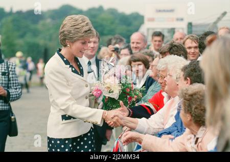 Prinzessin Diana, Prinzessin von Wales, besucht 1991 die Spezialfirma Damart in ihrem Hauptsitz in Bingley, Bradford, West Yorkshire.Foto aufgenommen am 12.. September 1991 Stockfoto