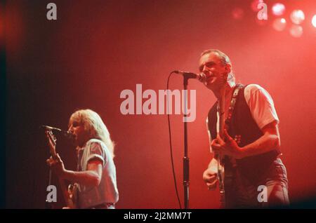 Status Quo im Konzert im NEC in Birmingham, 11.. Dezember 1990. Unser Bild Zeigt ... Rick Parfitt und Francis Rossi Stockfoto