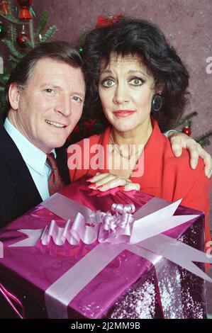 Coronation Street - Weihnachts-Fotocall. Johnny Briggs (Mike Baldwin) und Amanda Barrie (Alma Baldwin). 19.. Dezember 1991. Stockfoto