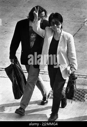 Yoko Ono und Sean Lennon, Witwe und Sohn des ermordeten Ex-Beatles-Sängers John Lennon, fotografiert bei der Ankunft am Speke Airport in Liverpool.3.. Mai 1990. Stockfoto