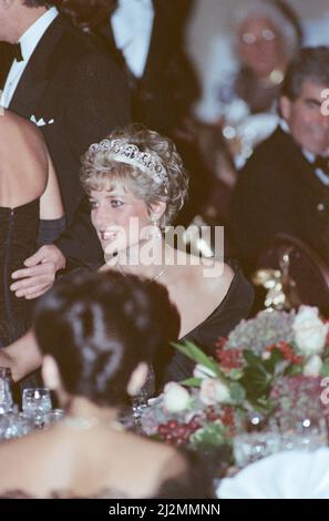 Prinzessin Diana, Prinzessin von Wales, nimmt während ihres offiziellen Besuches in Kanada an einem Galadiner im Royal York Hotel in Toronto Teil. Bild aufgenommen am 27.. Oktober 1991 Stockfoto